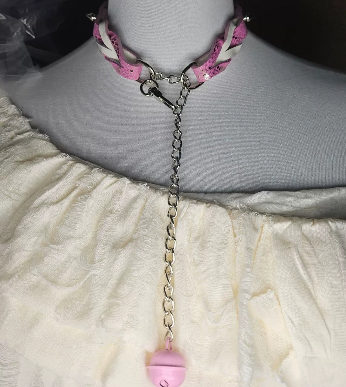 Choker Trançado de Couro Rosa e Padrão Cobra