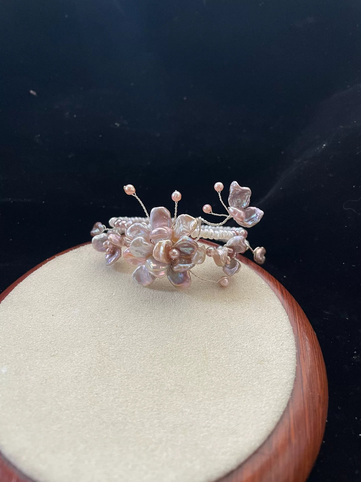 Bracciale con perle naturali barocche, fiori e farfalla