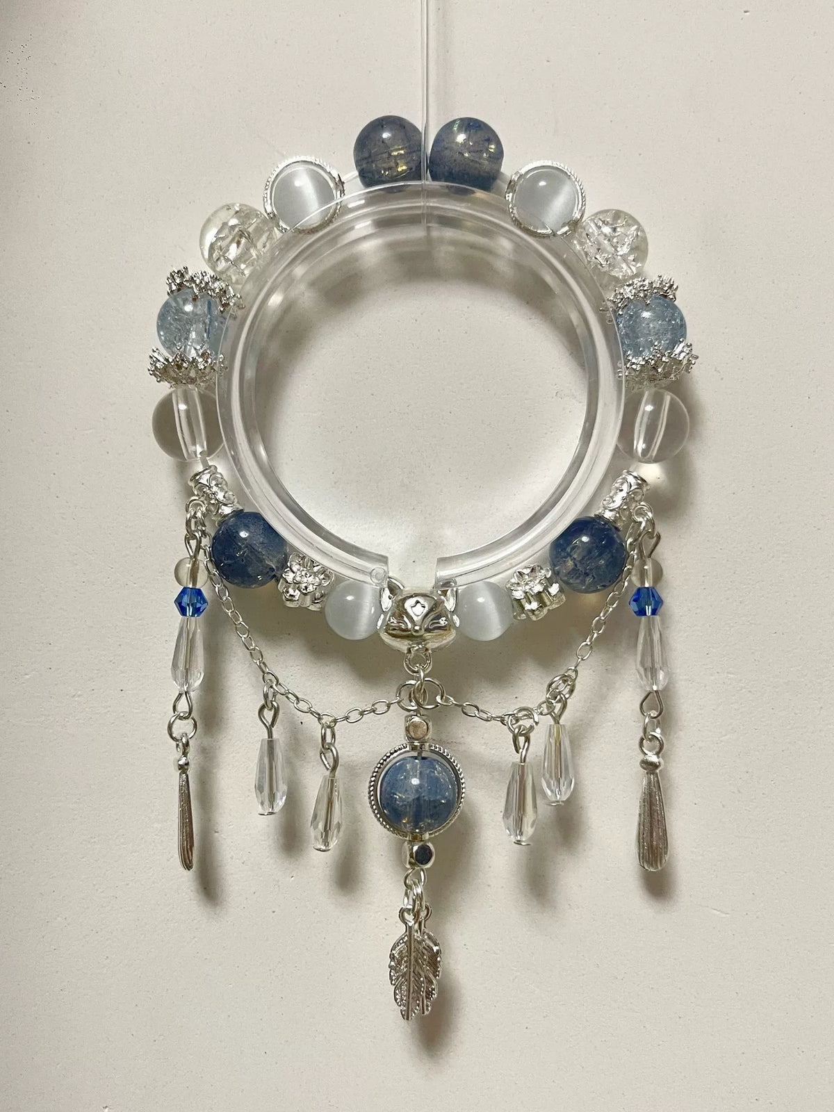 Pulseira de Contas com Pingente de Raposa Prateado Azul e Branco