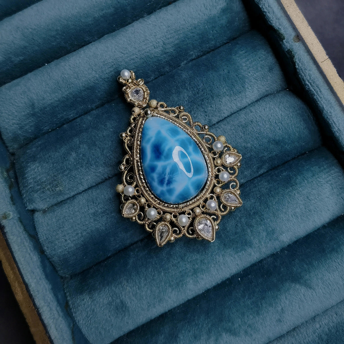 Handgakte Hanger met Draadwerk Court Style Oceaanblauw