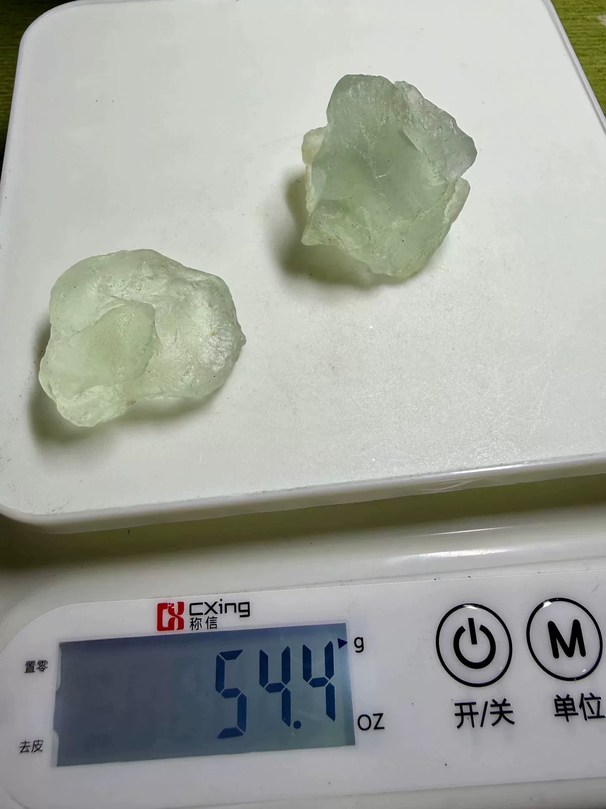 Grön fluorit och ametyst krystal-bonsai i keramikskål