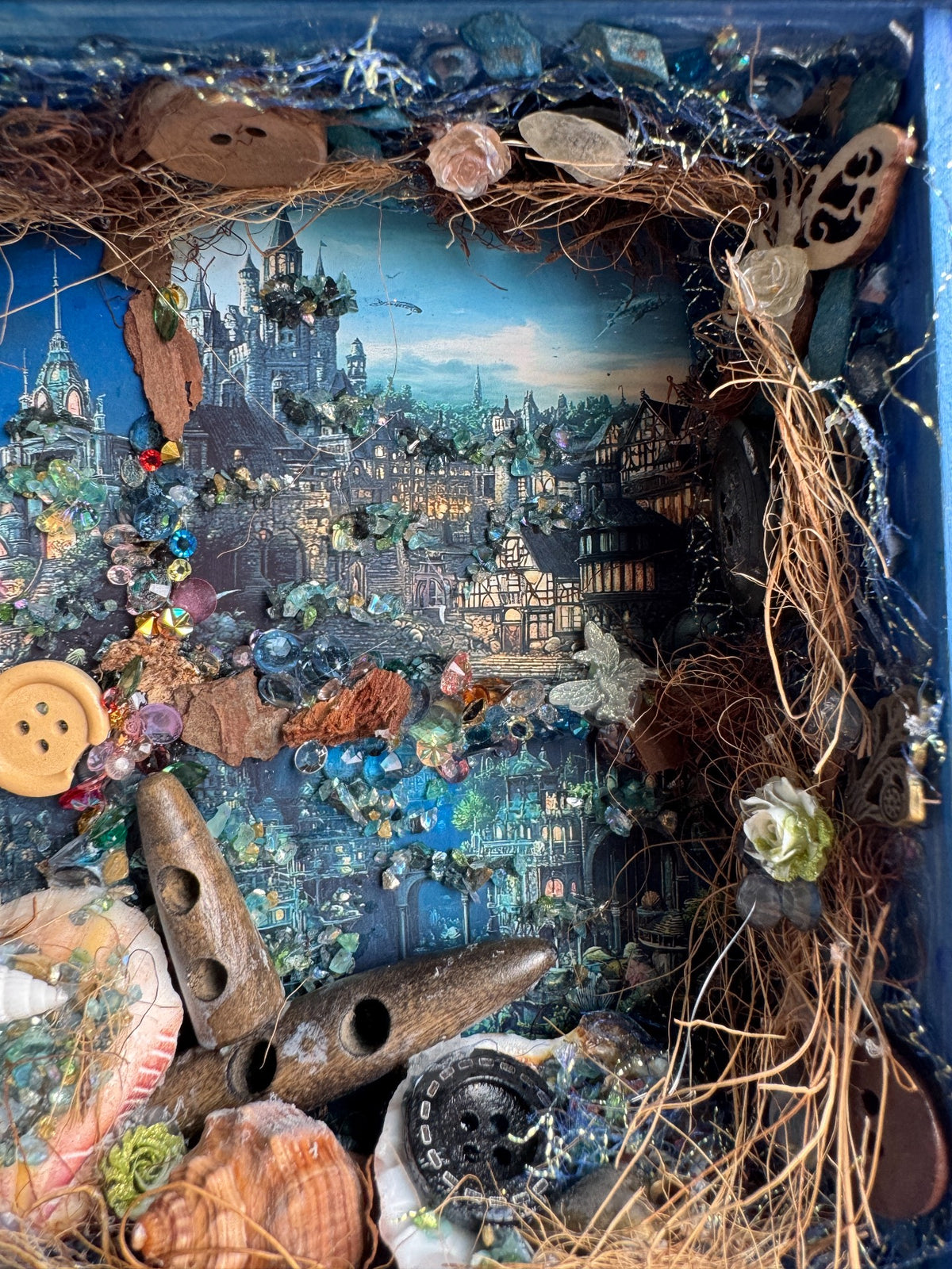 Blå skuggbox i mixed media med slott