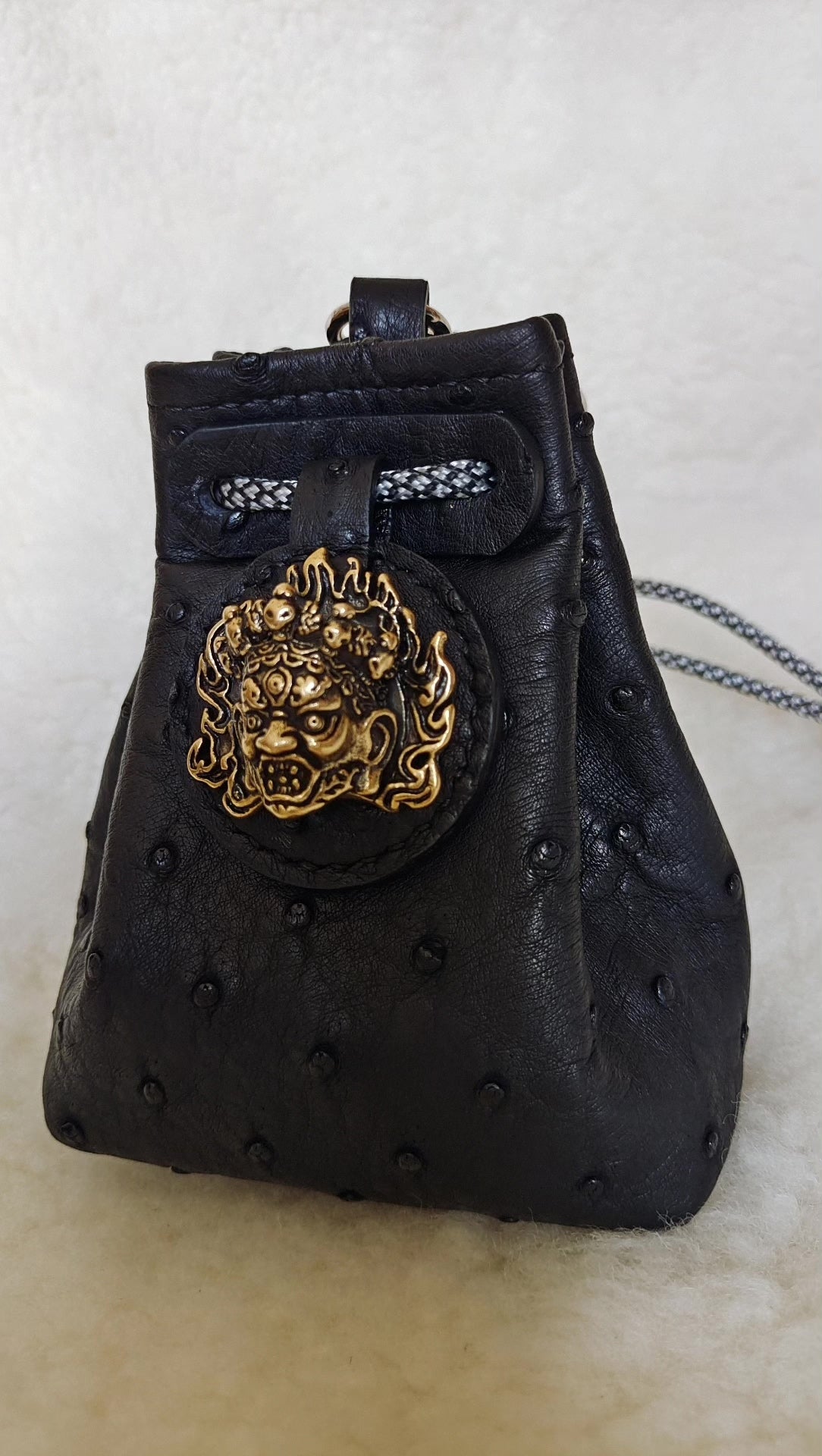 Bolsa para joyas de cuero de avestruz negro