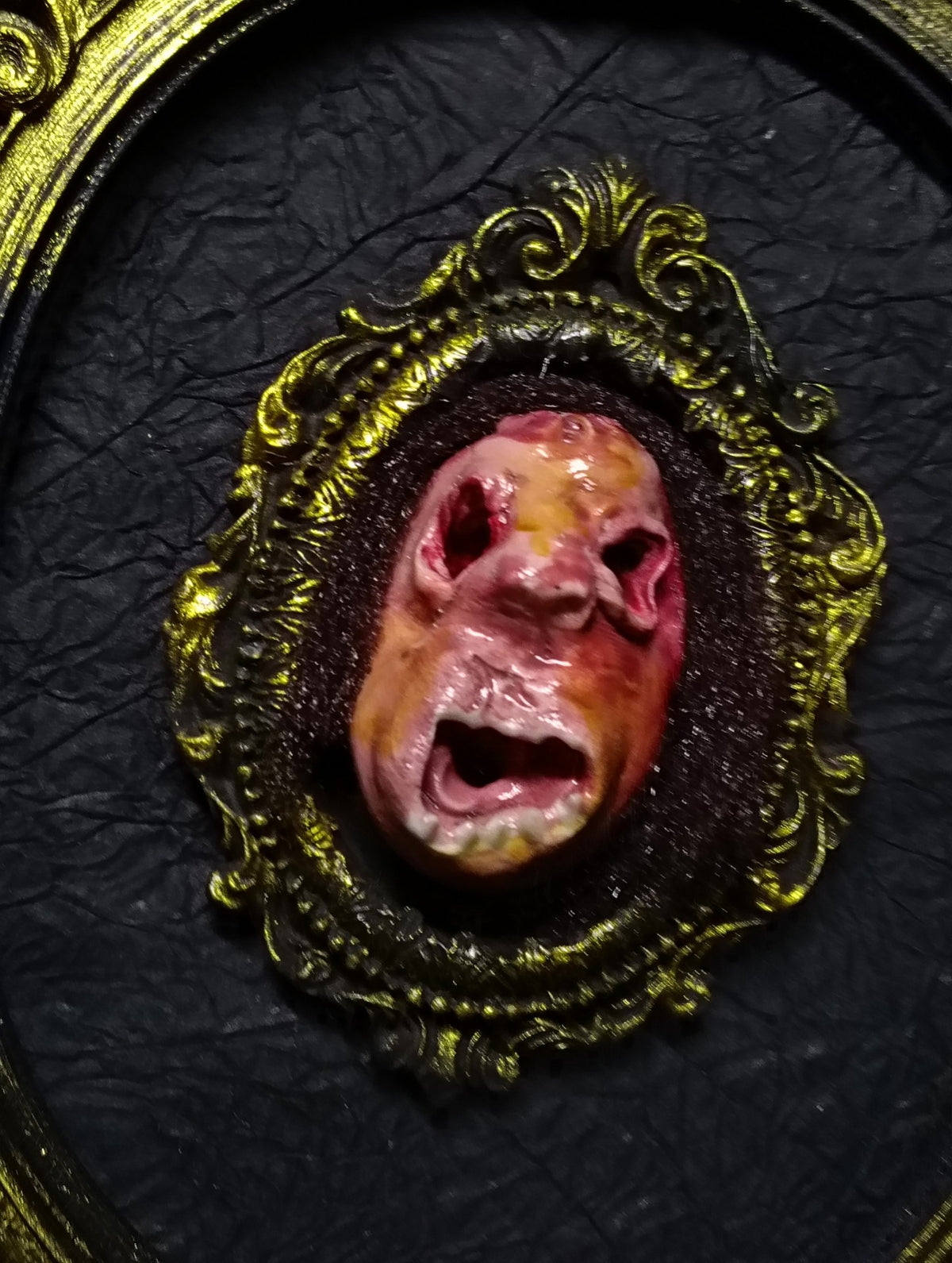 Broche Pendente Gótico com Rosto a Gritar em Relevo