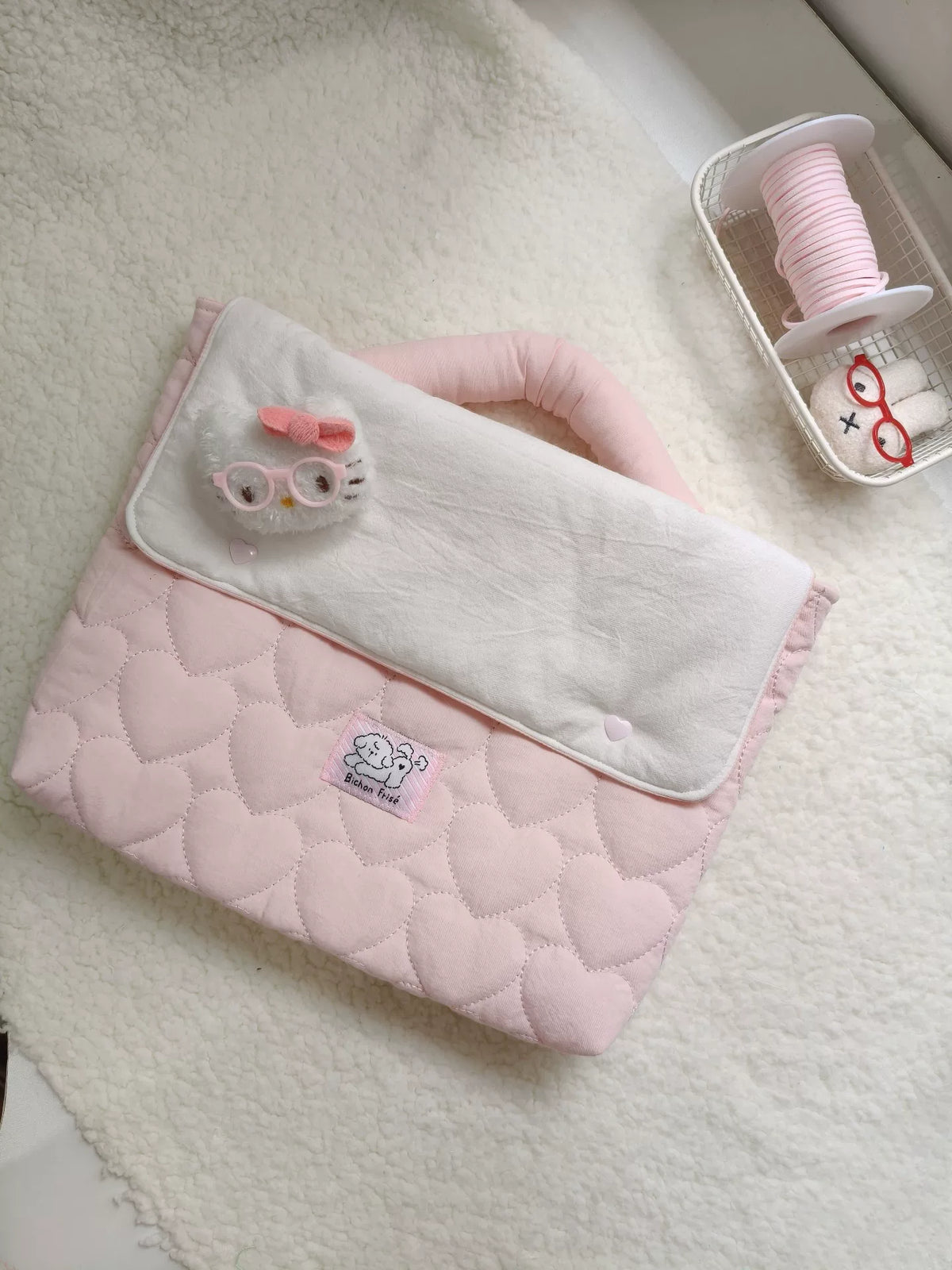 Hellrosa Laptoptasche mit gestepptem Herzmuster