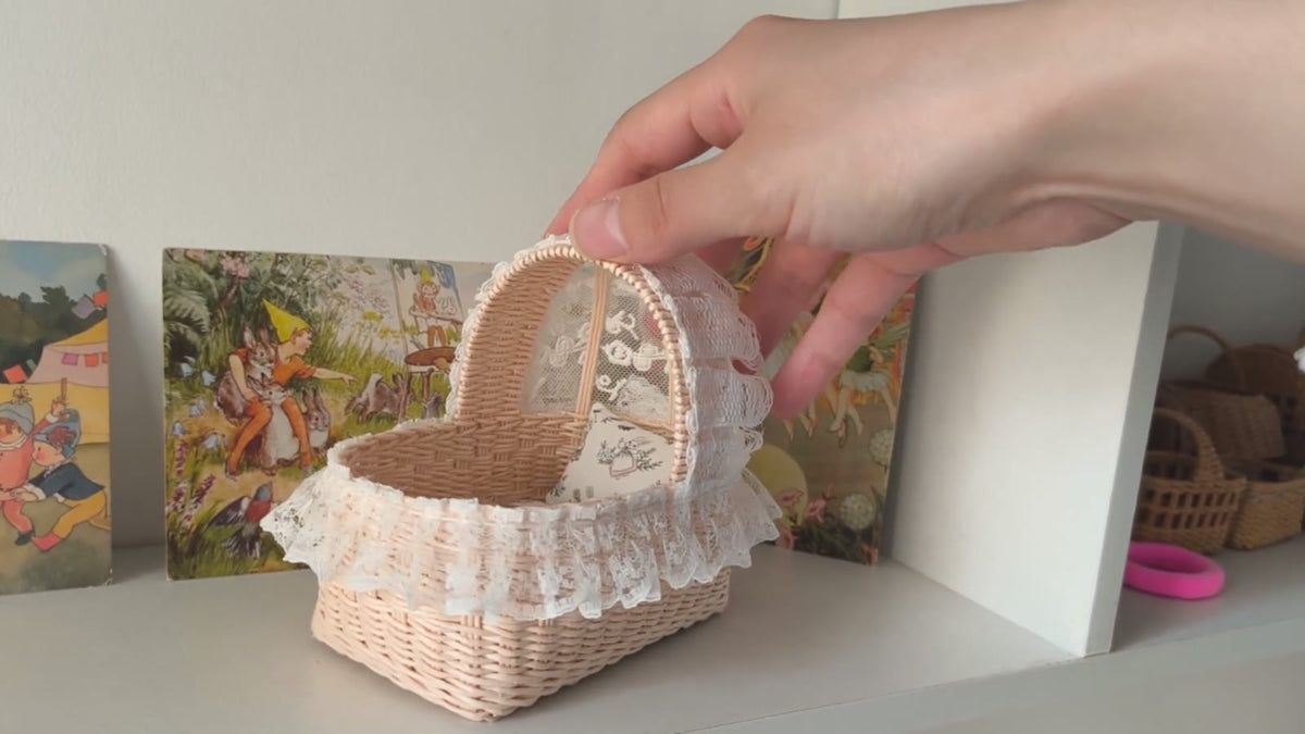 Berço em Miniatura de Vime Artesanal com Renda