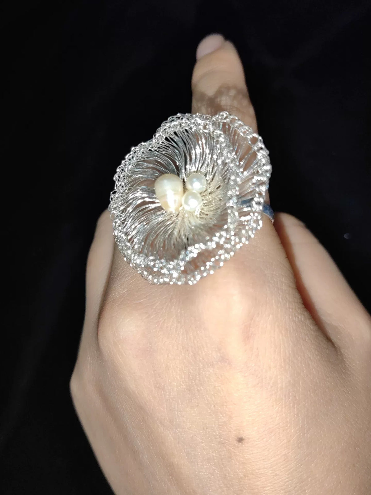 Handgjord virkad ring i silvertråd med pärlor