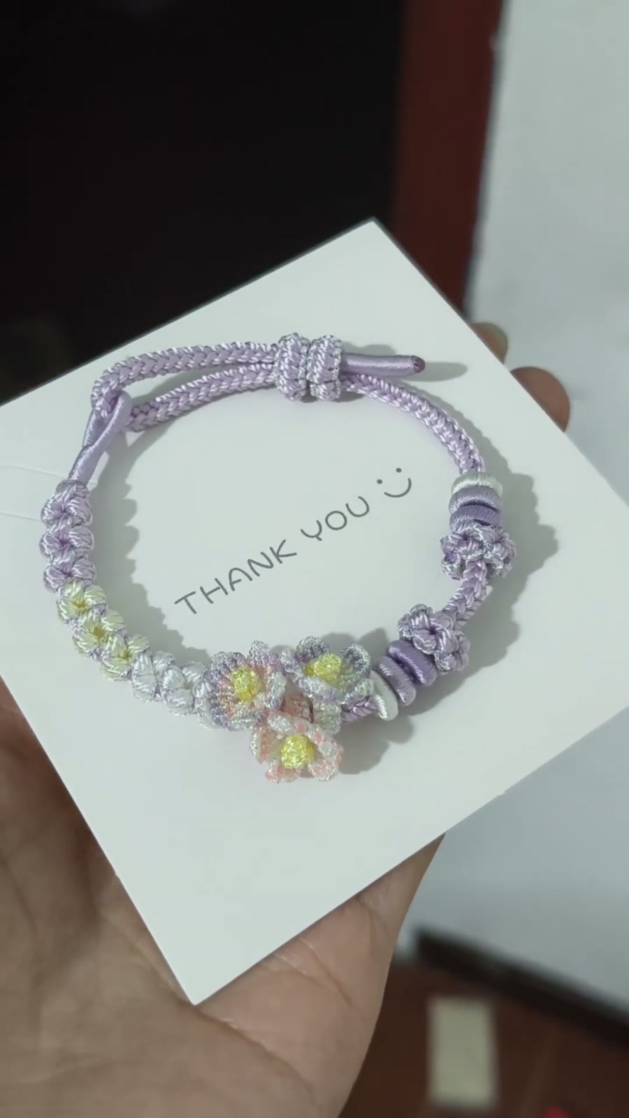 Braccialiale in cordino intrecciato a mano con margherite e lavanda