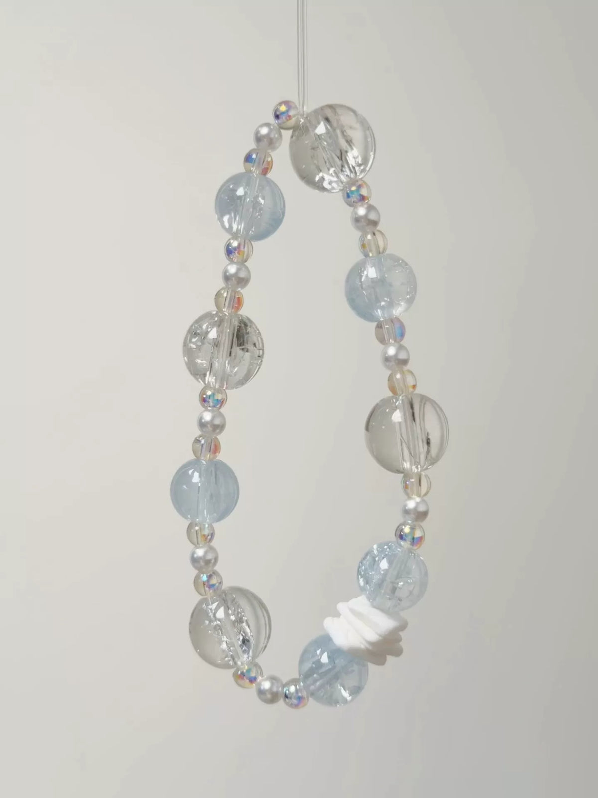 Bracelet en perles de verre et accents de nacre