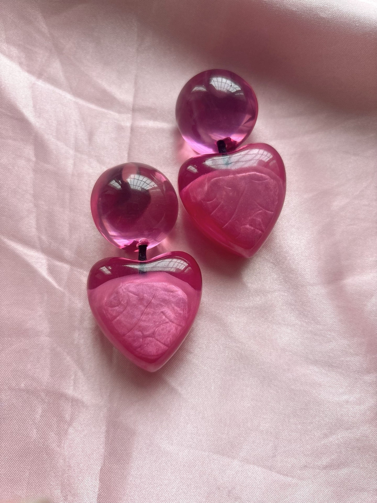 Örhäng med hjärta och pärla i rosa resin