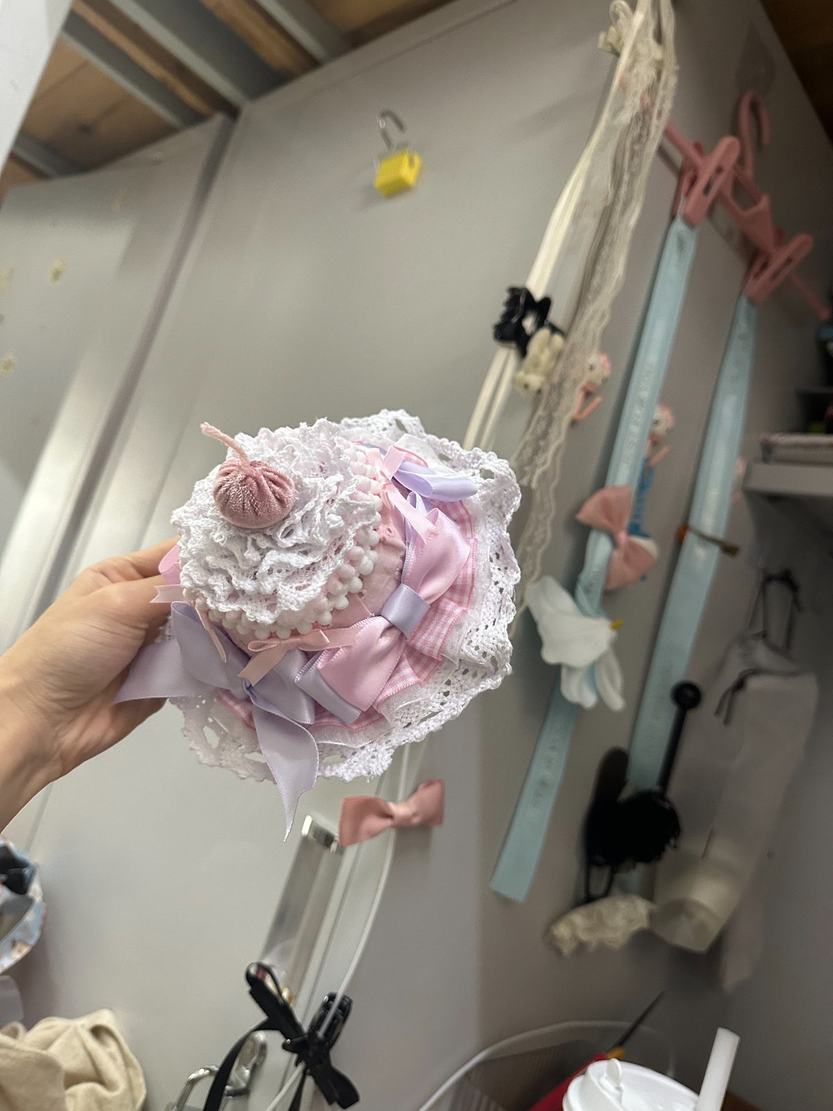 Mini Lolita cupcake-hatt i rosa och lila spets