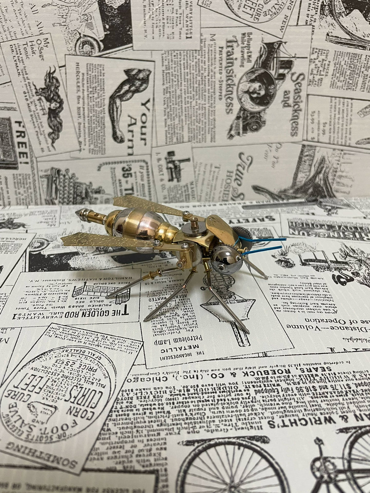Escultura de Abelha Mecânica Steampunk em Latão e Cromado