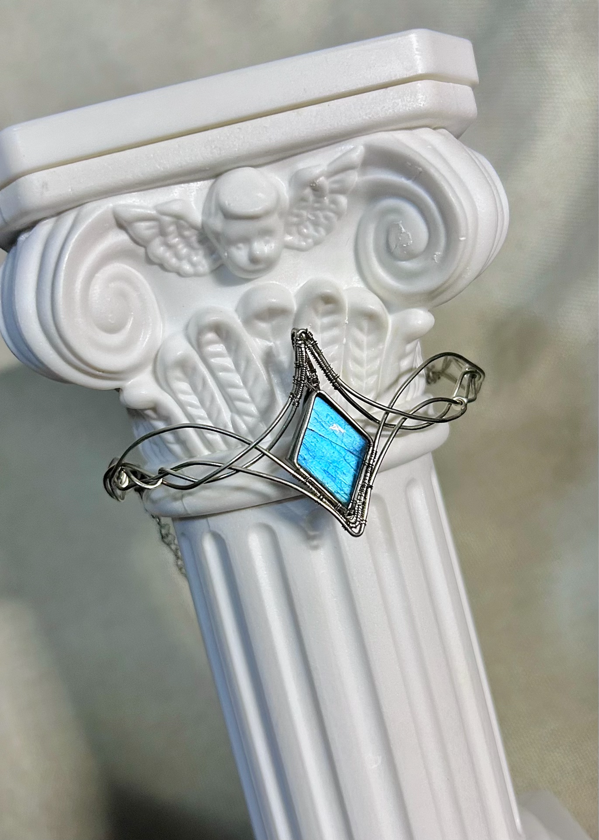 Blauwe Labradoriet armband met witkoper draad