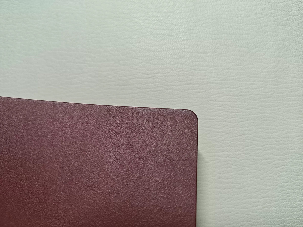 Handgefertigter Planbuch-Einband aus Leder in Weinrot