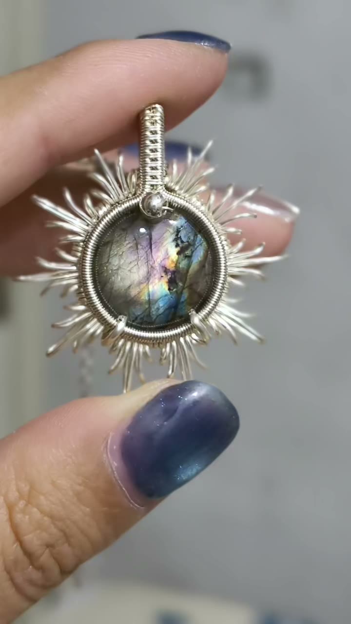 Colgante de cobre con labradorita envuelto en alambre