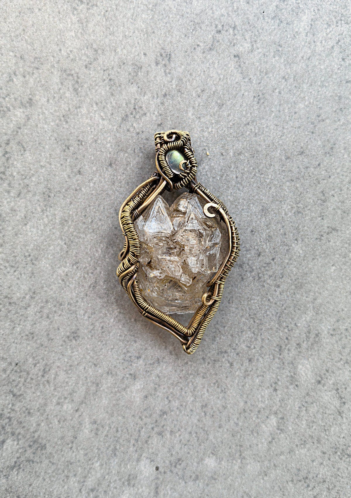 Collana con Pendente in Cristallo Grezzo e Filo di Ottone
