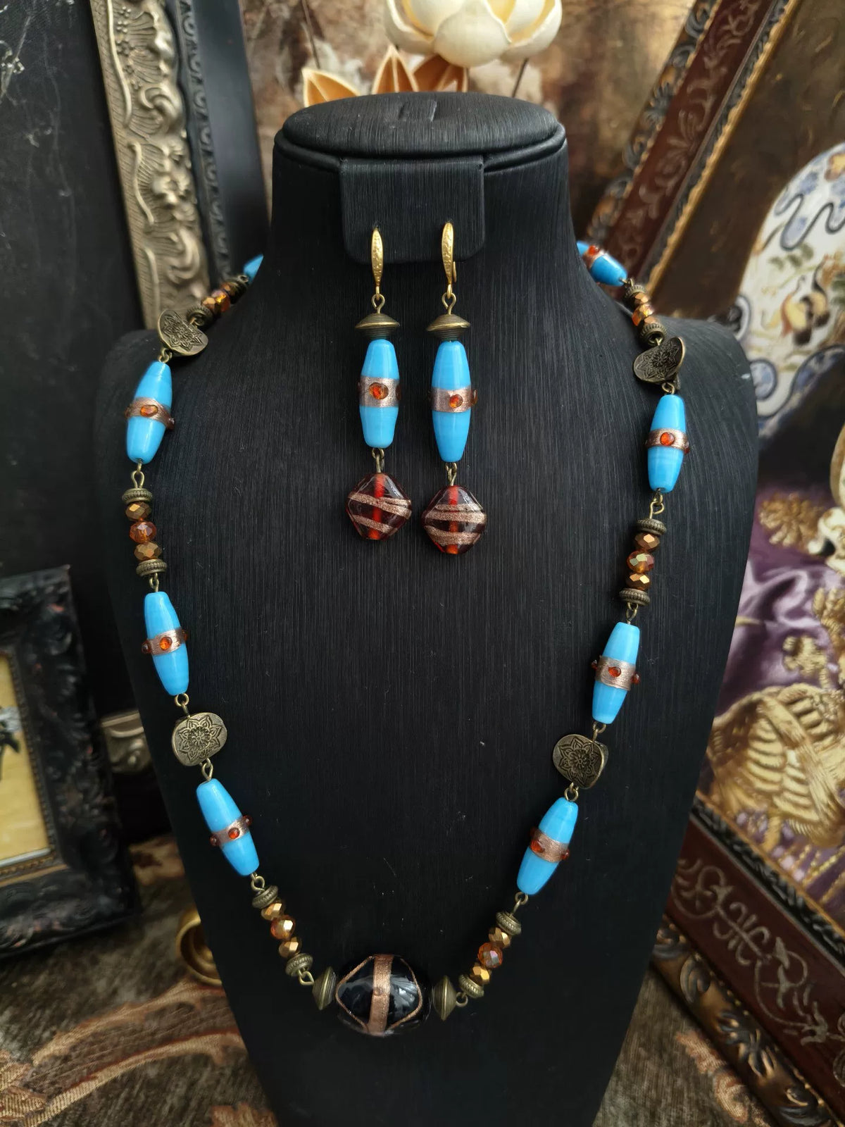 Ensemble collier et boucles d'oreilles en perles de verre bleu Klein
