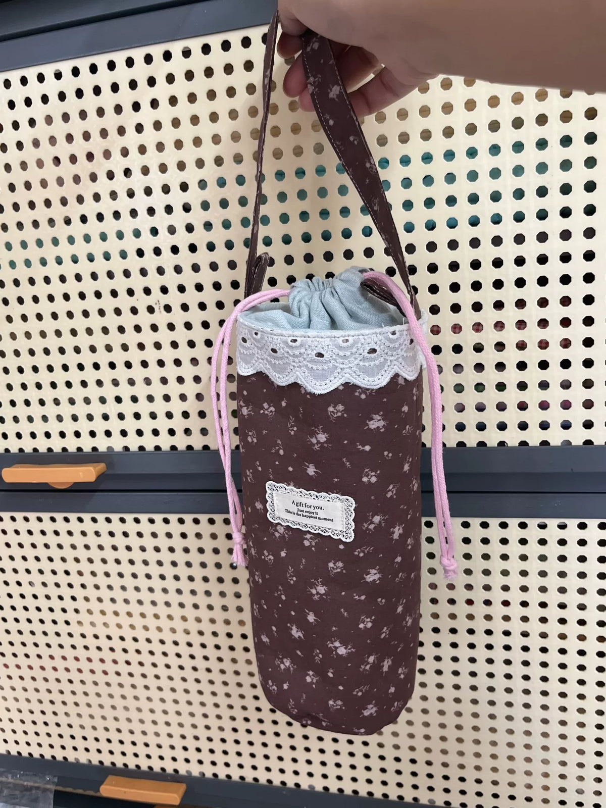 Bolsa de polvo de tela floral con cordón hecha a mano