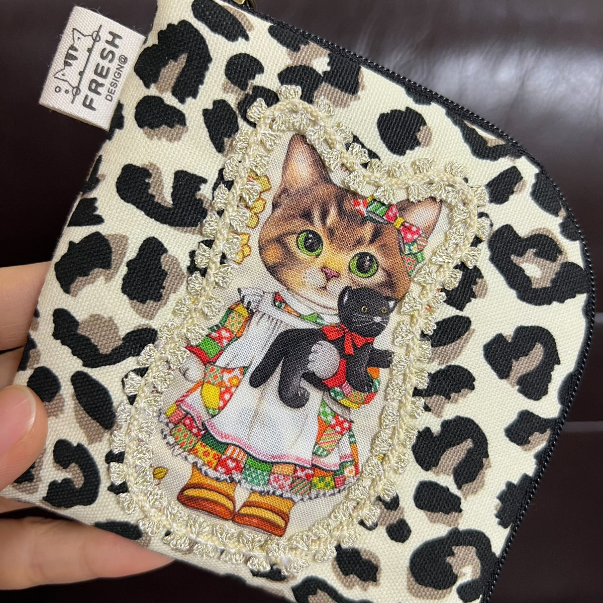 Kleines Canvas-Etui mit Leopardenmuster und Katzen-Applikation