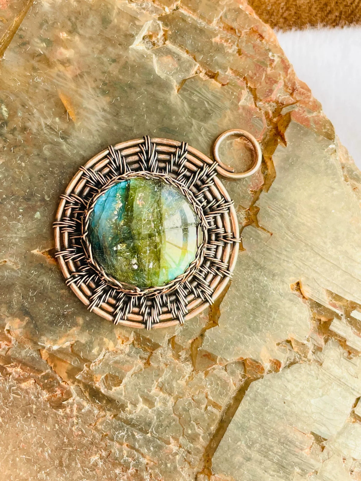 Pendentif artisanal en labradorite avec monture en fil torsadé