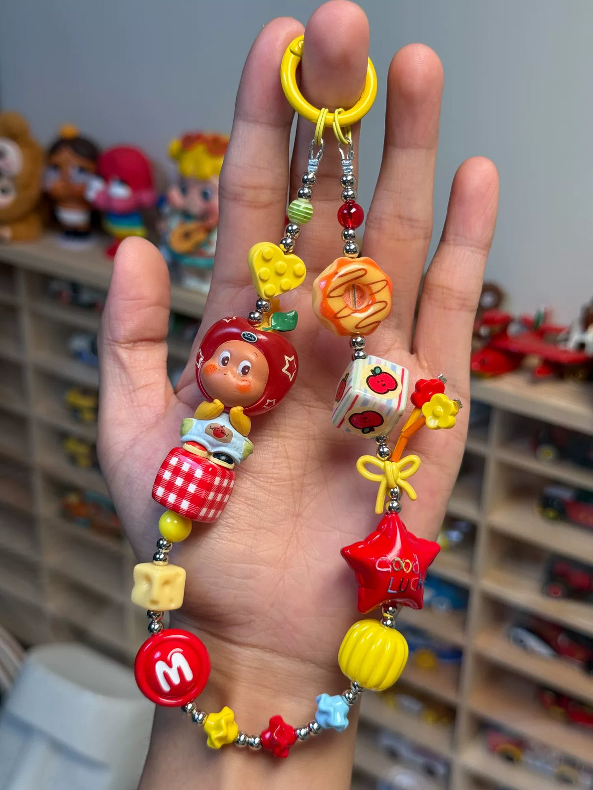 Chaveiro e Corda para Telemóvel de Contas com Personagem de Maçã