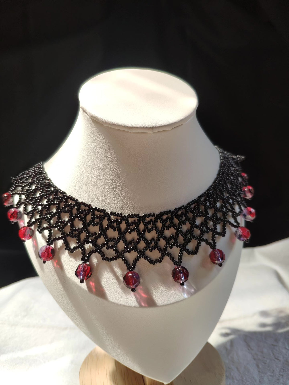 Schwarze Rote Spitze Seed Bead Halskette