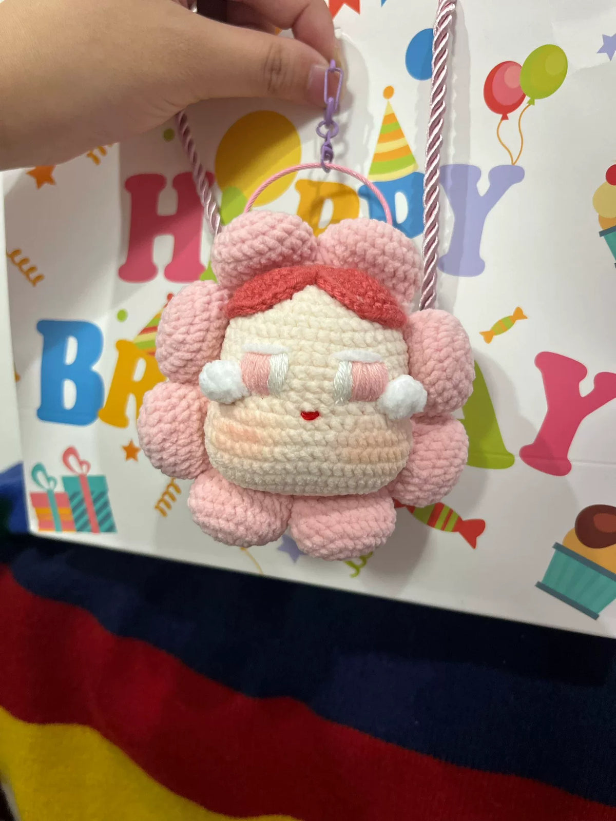 Colgante de bebé llorando rosa tejido a crochet