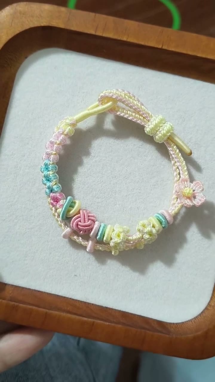 Handvävt armband av snöre med gradient och blomdetaljer