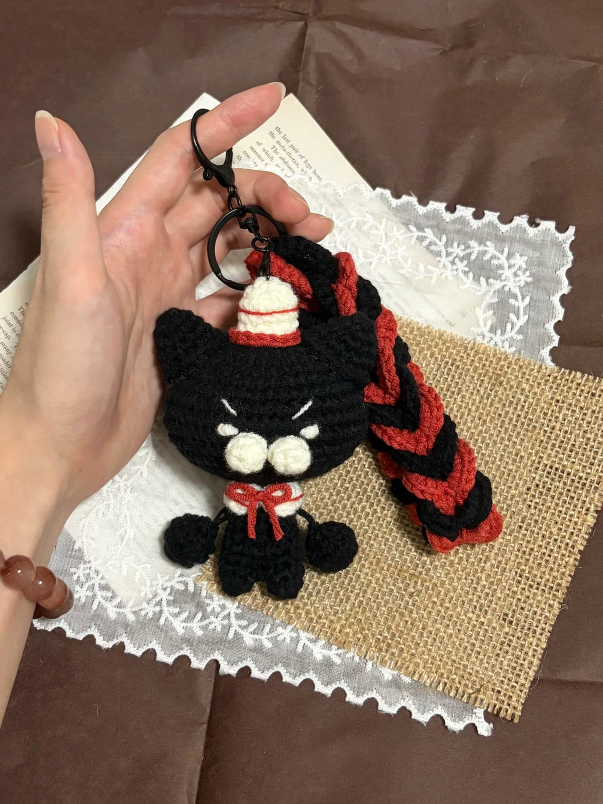 Charme de sac chat en coton crocheté à la main