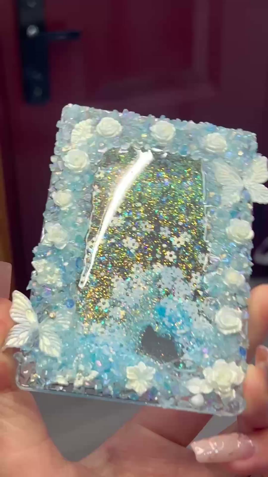 Blå och vit Quicksand korthållare med glitter