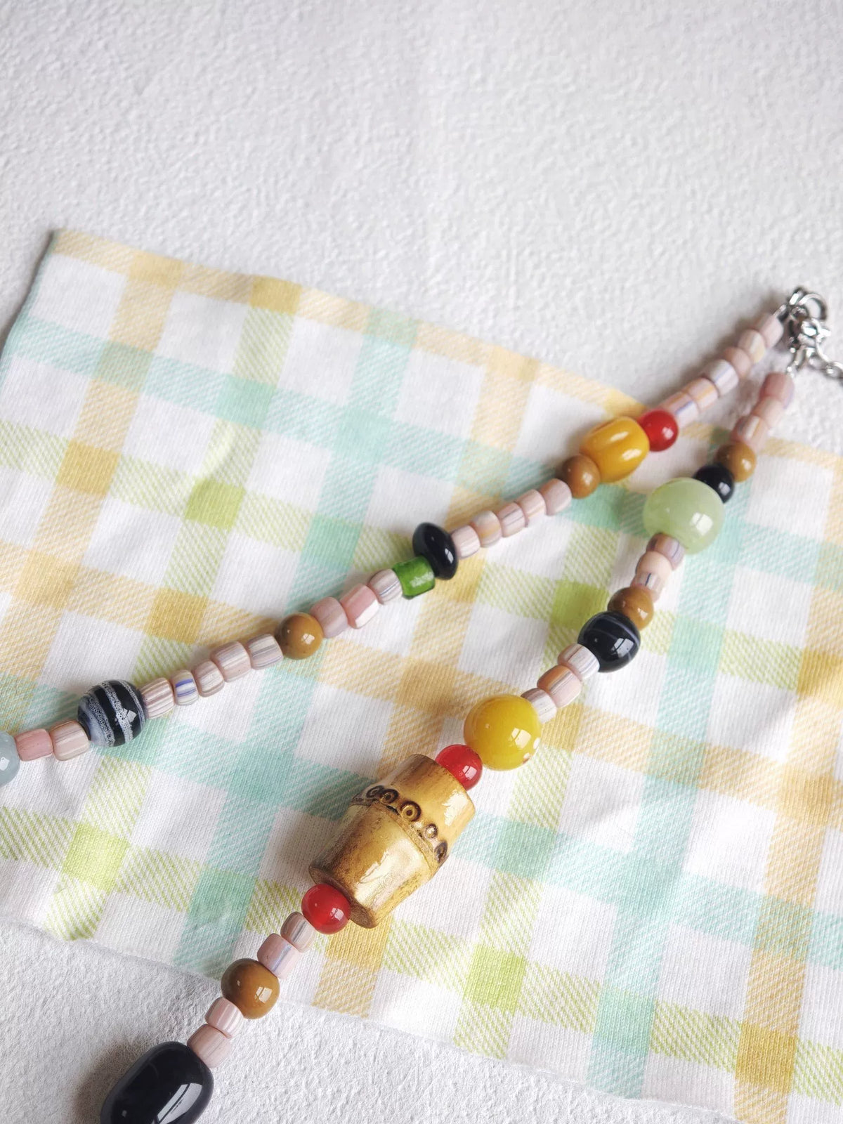 Collar de cuentas de vidrio rosa hecho a mano