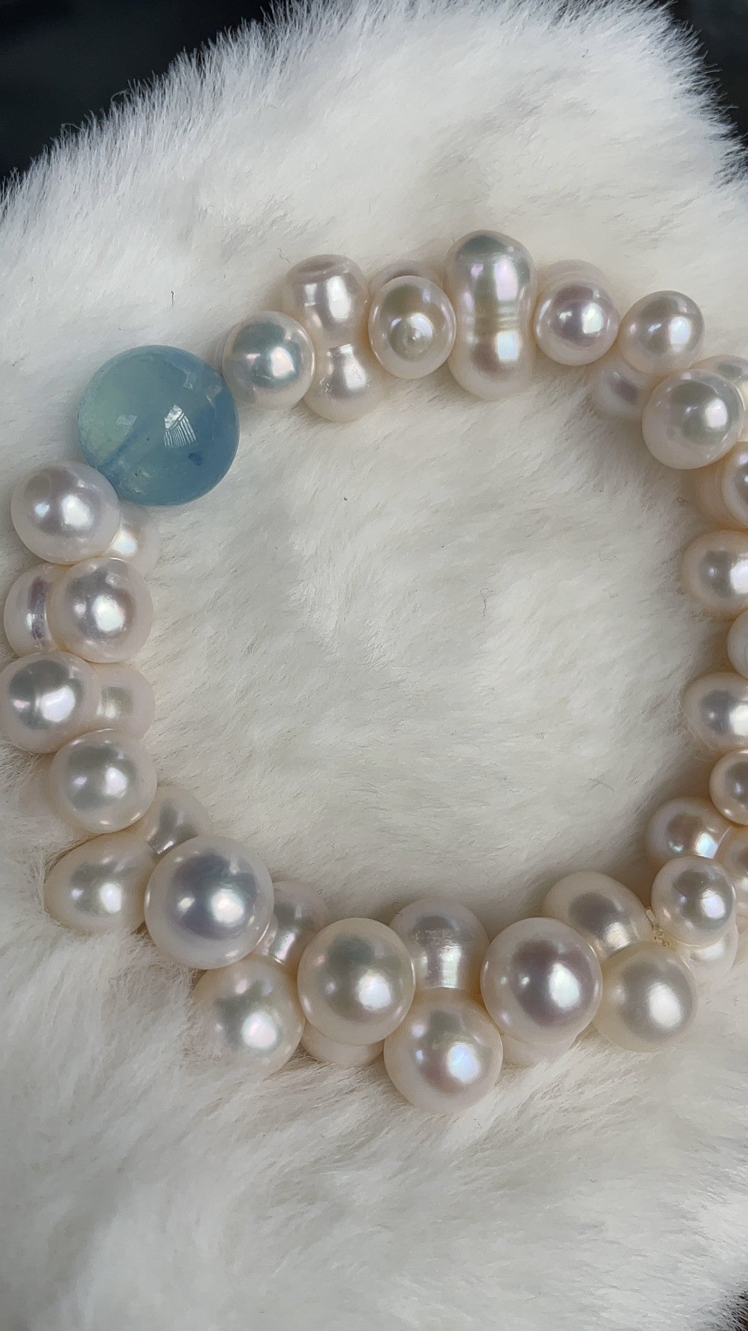 Bracelet élastique en perles baroques et perle aigue-marine