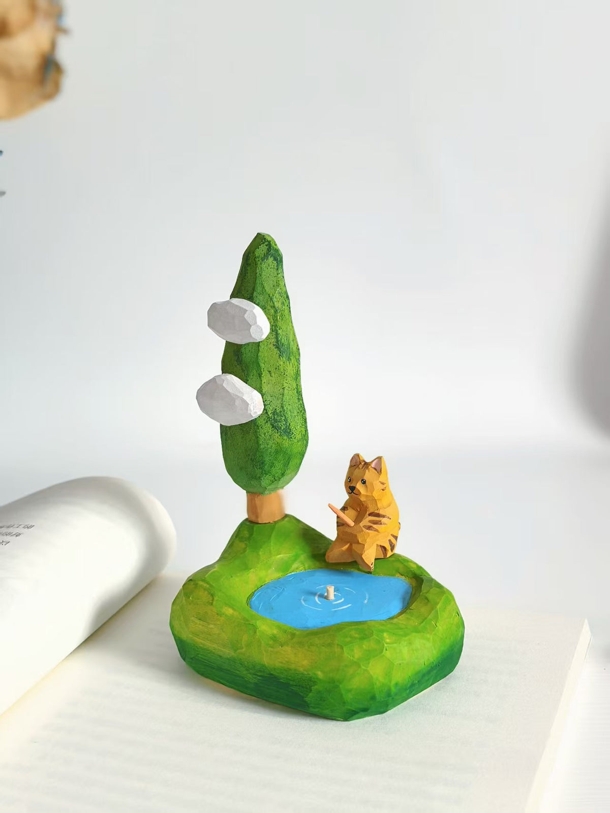 Ornamento Diorama Gatto che Pesca in Tiglia Artigianale