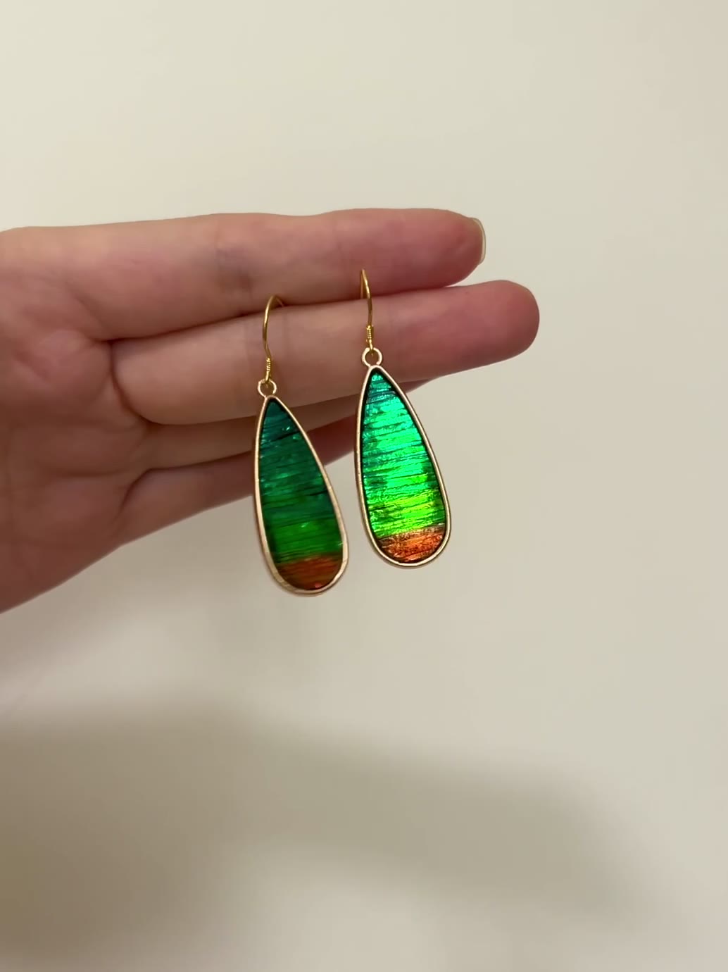 Pendientes de alas de escarabajo joya en verde esmeralda