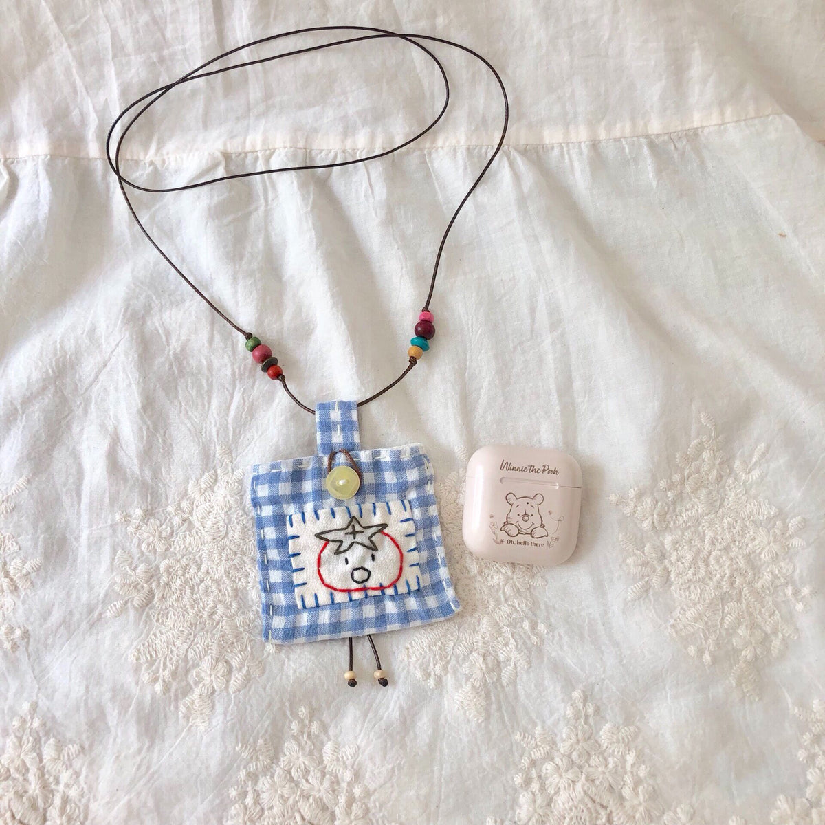 Petite pochette de rangement tomate cousue à la main