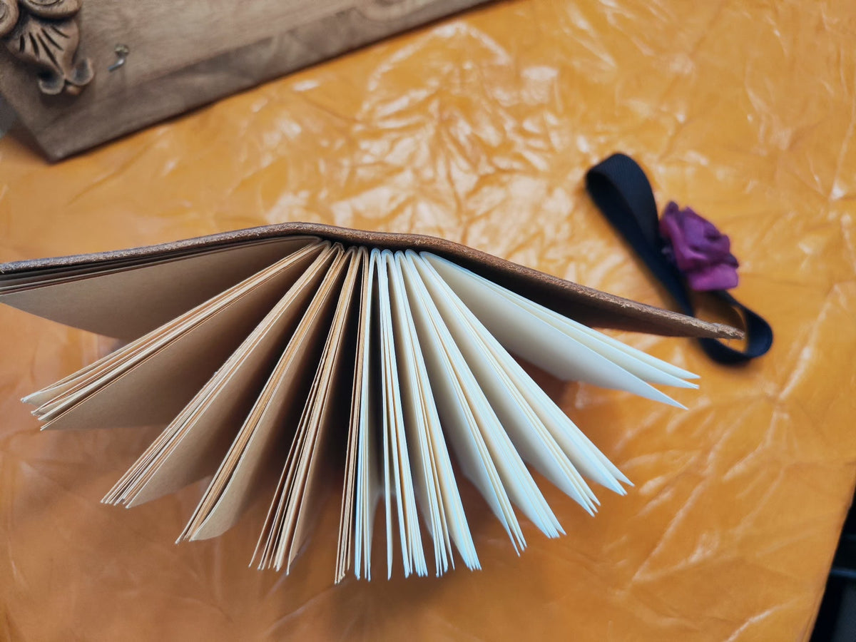 Echt runder leer notitieblok met blootelde binding