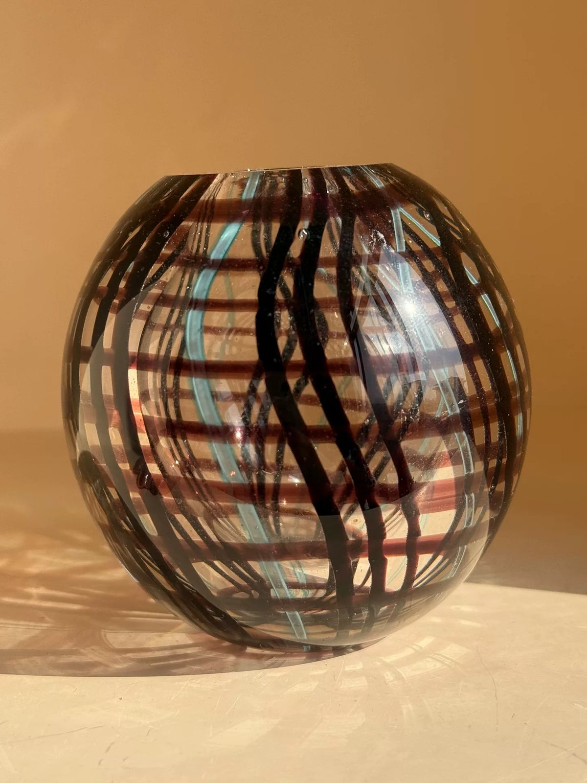 Vintage Glasvase mit violett-blauen Linien