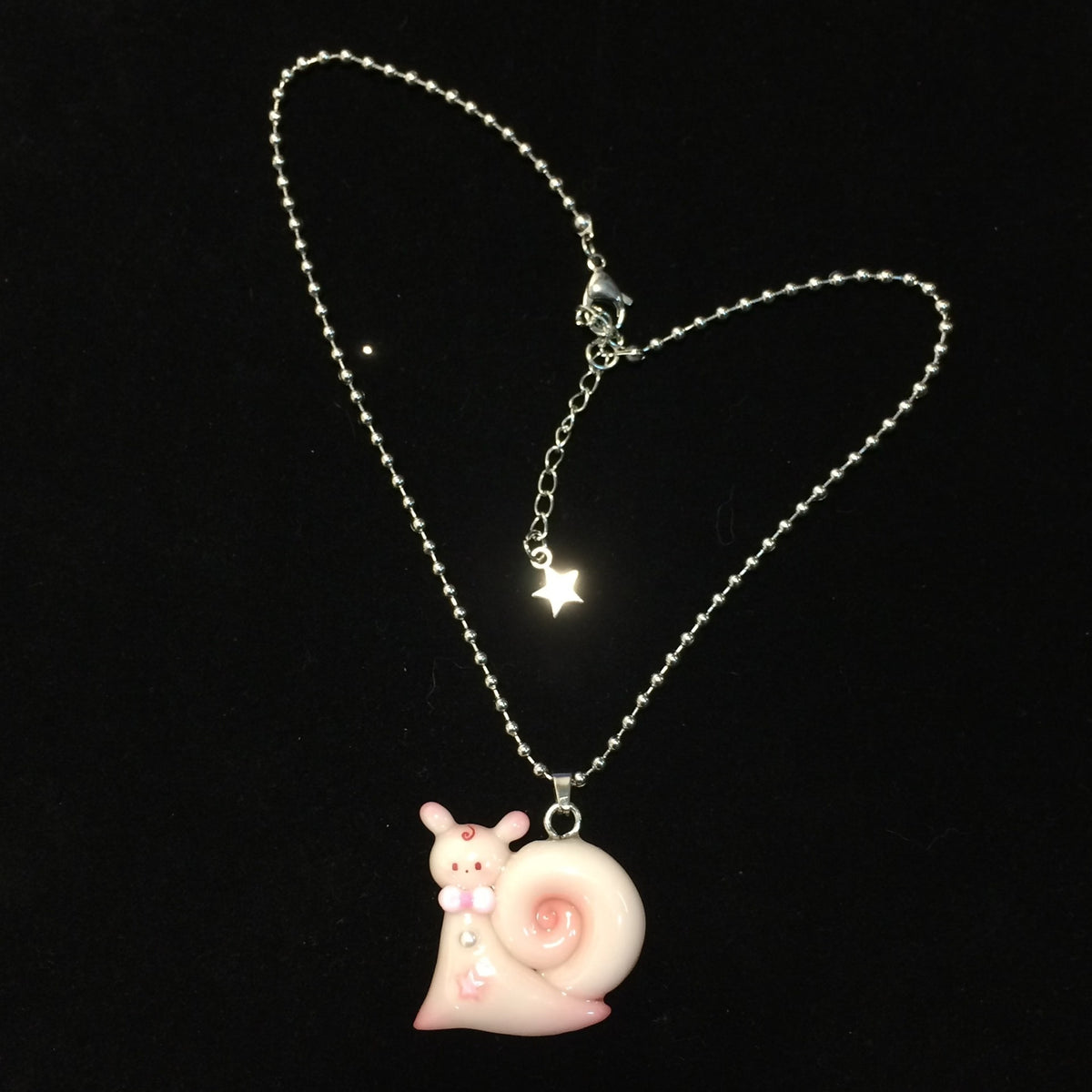Collier pendentif escargot en pâte de résine