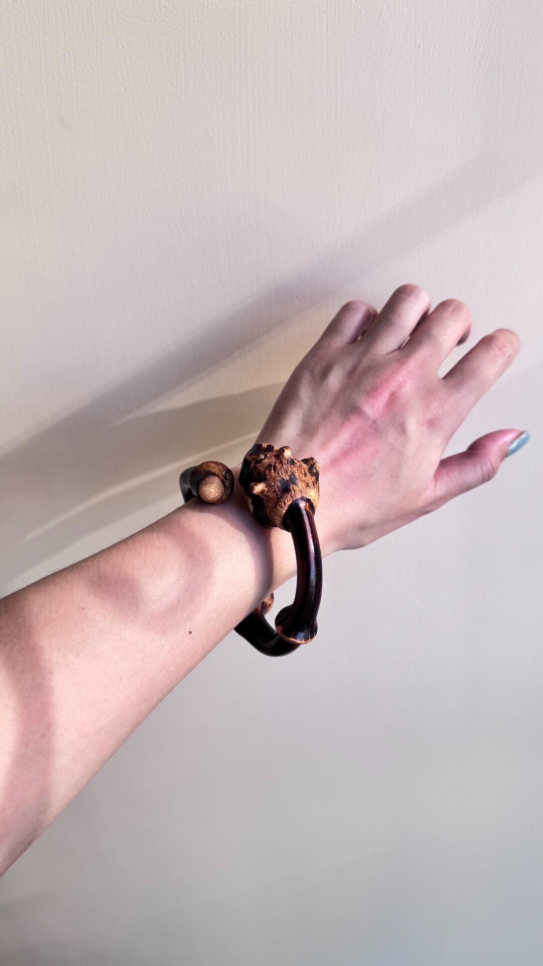 Pulseira Bangle de Videira Natural com Esculturas de Urso e Cabaça
