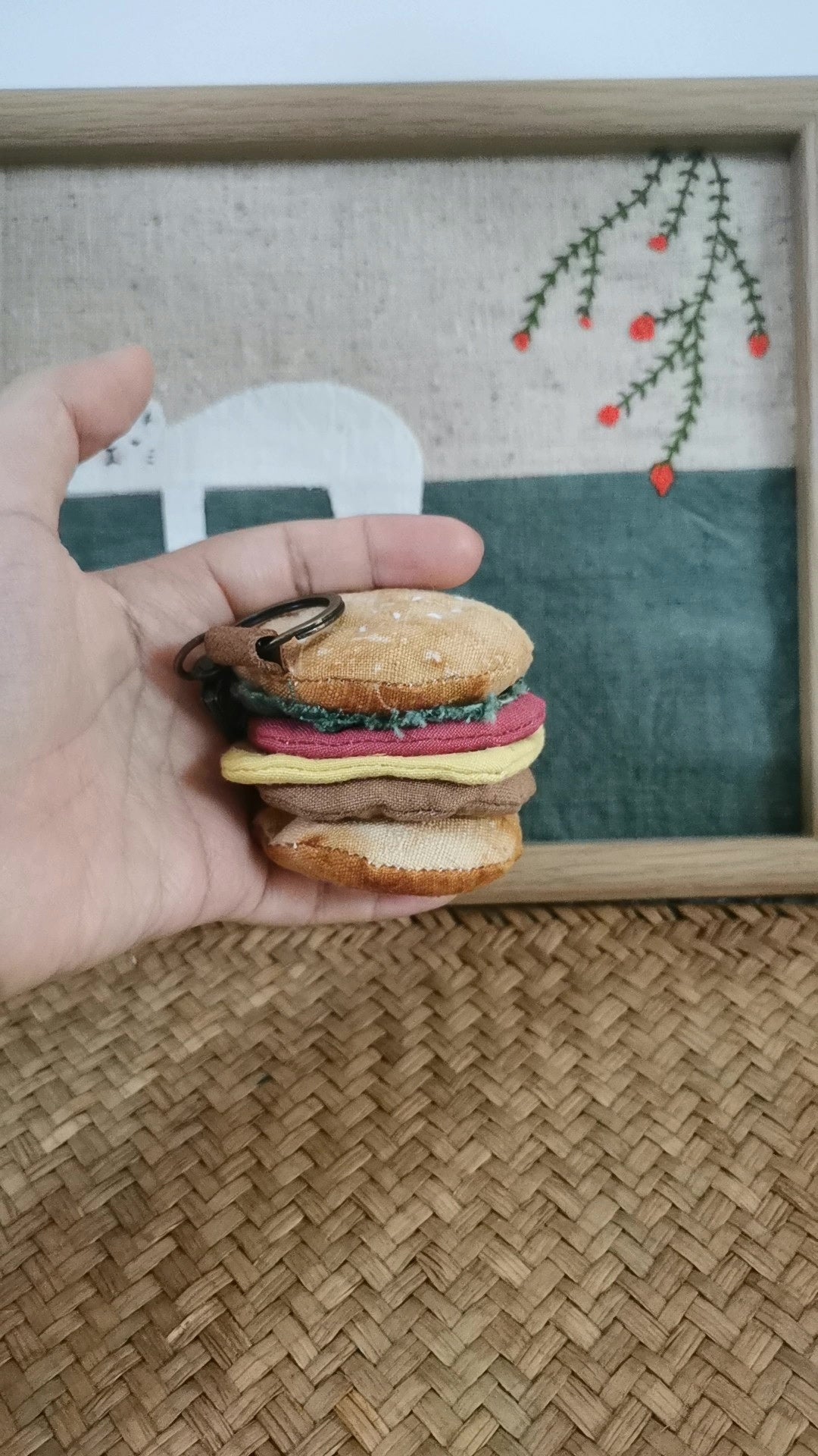 Pendentif hamburger en coton teinté végétal fait main