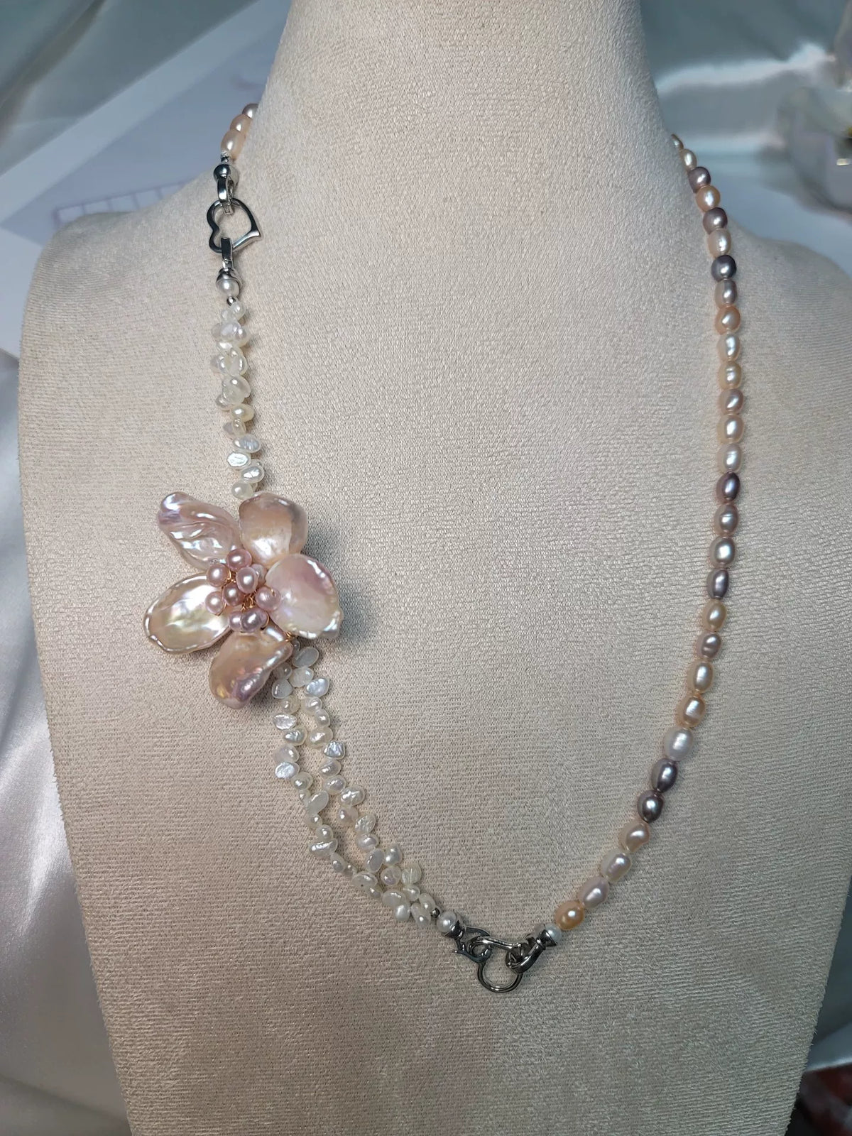 Collier convertible fleur rose en perles naturelles