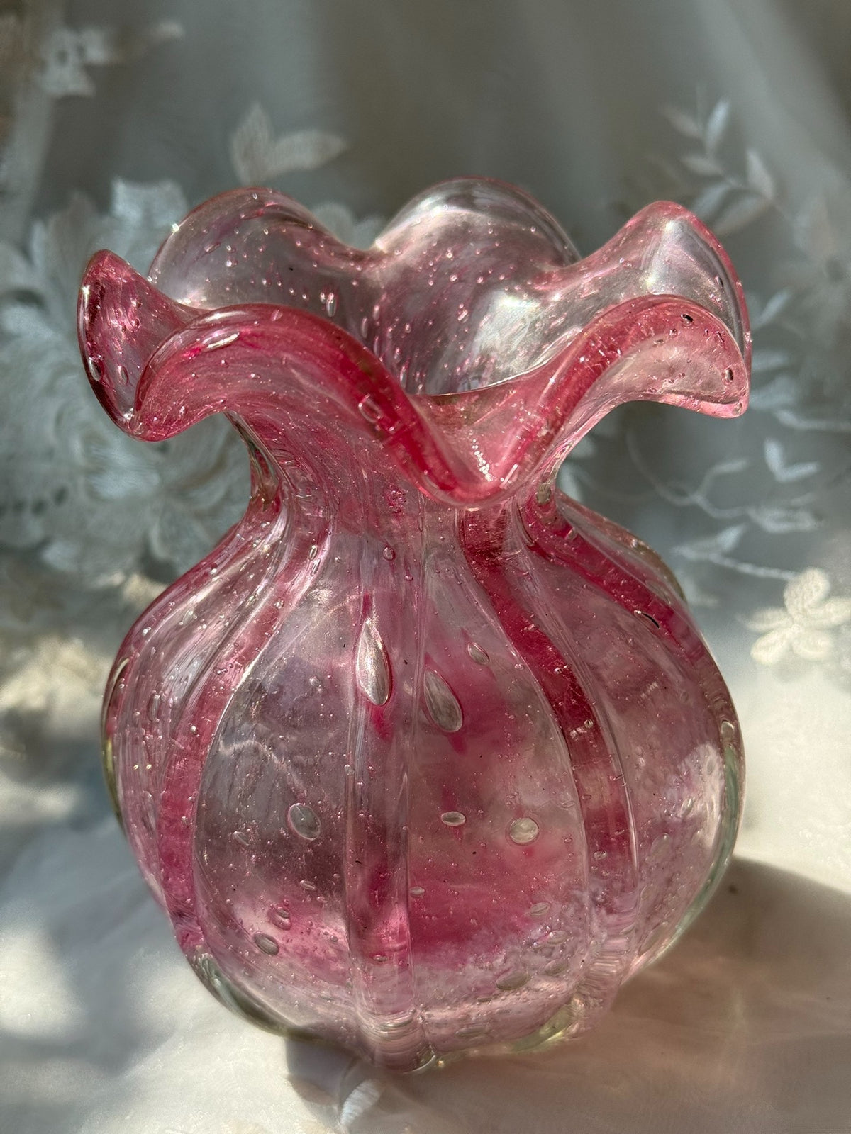 Vintage bubbelvas i rött glas