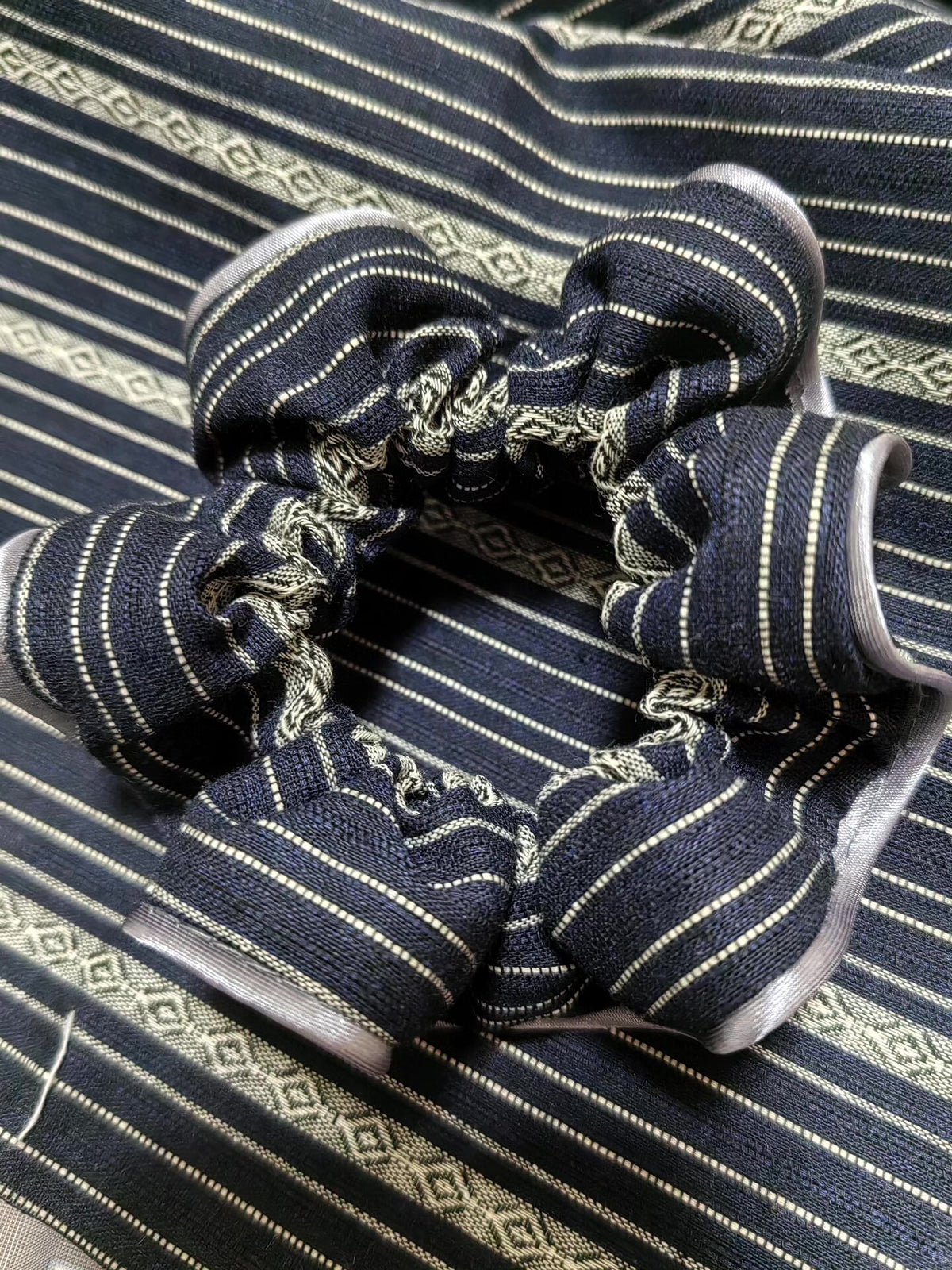 Hårscrunchie i tyg med svartvita ränder