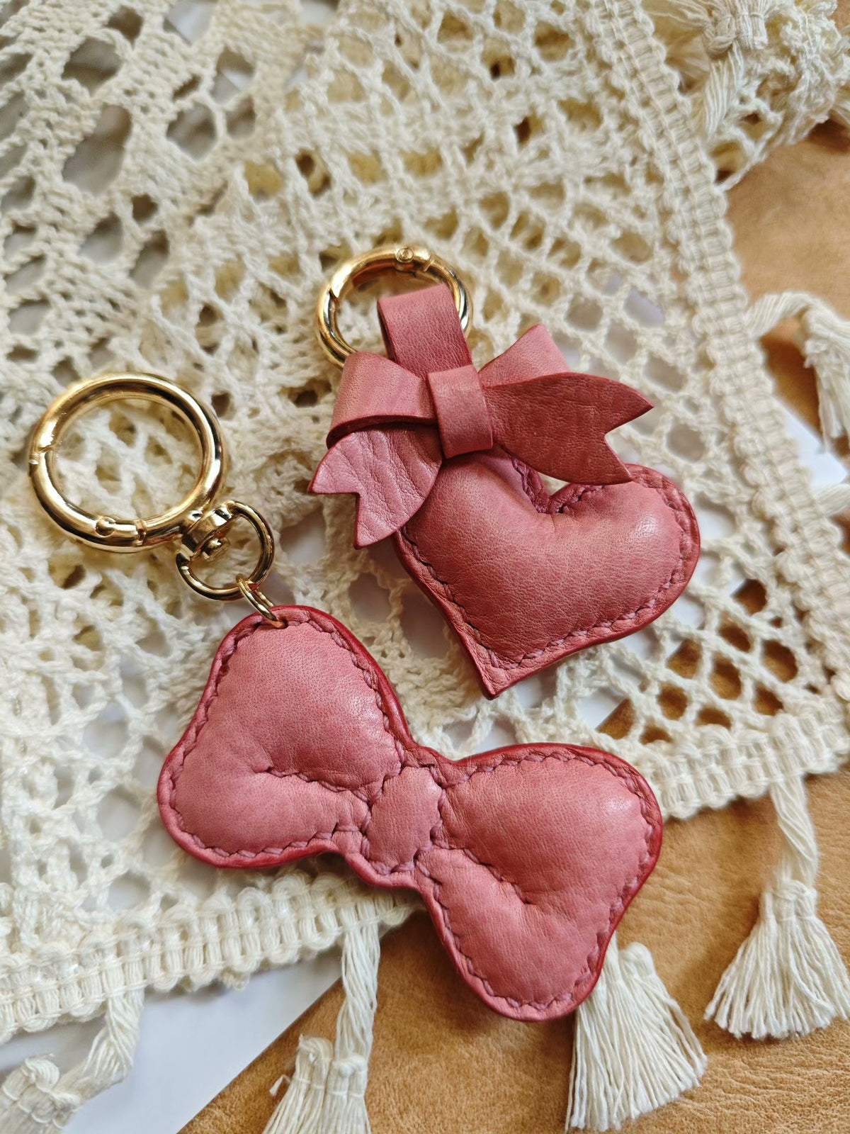 Chaveiro de Couro com Coração Rosa e Laço