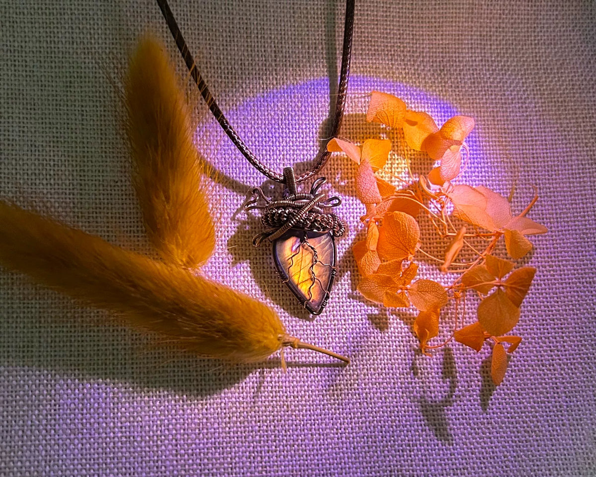 Pendentif Labrador doré et fil torsadé