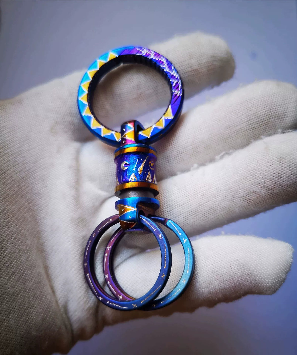 Titan-Fidget-Schlüsselanhänger mit irisierender anodisierter Himmelsgravur