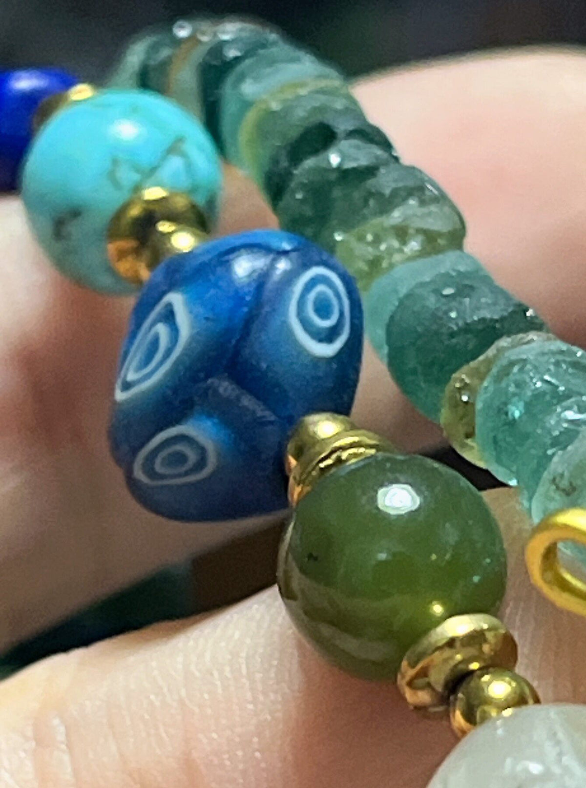 Colar de Contas de Vidro Romano e Cristal Esculpido