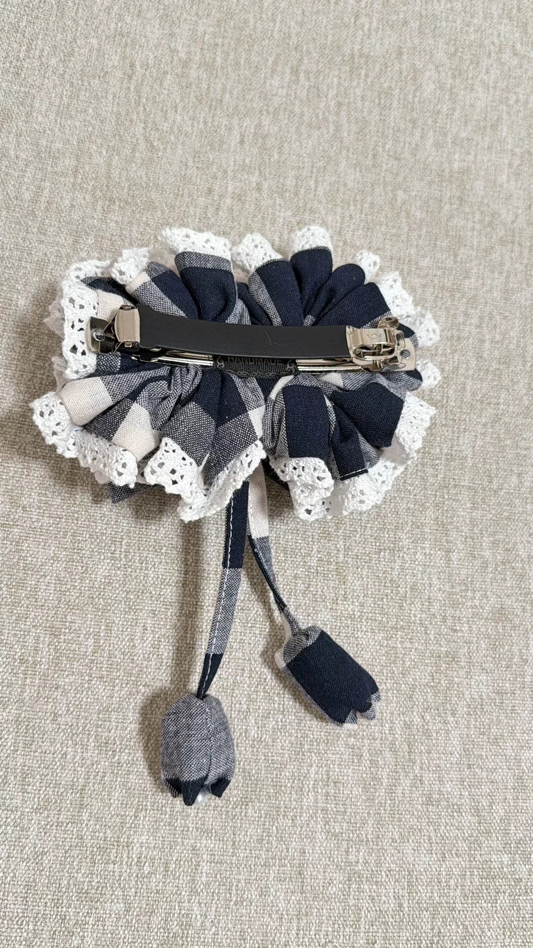 Molletta per capelli con fiocco in gingham blu navy e perla