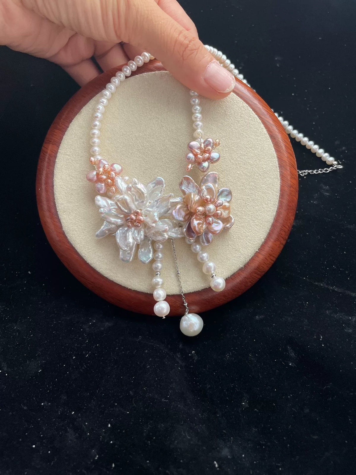 Colar de Pérolas Naturais com Flor Dupla
