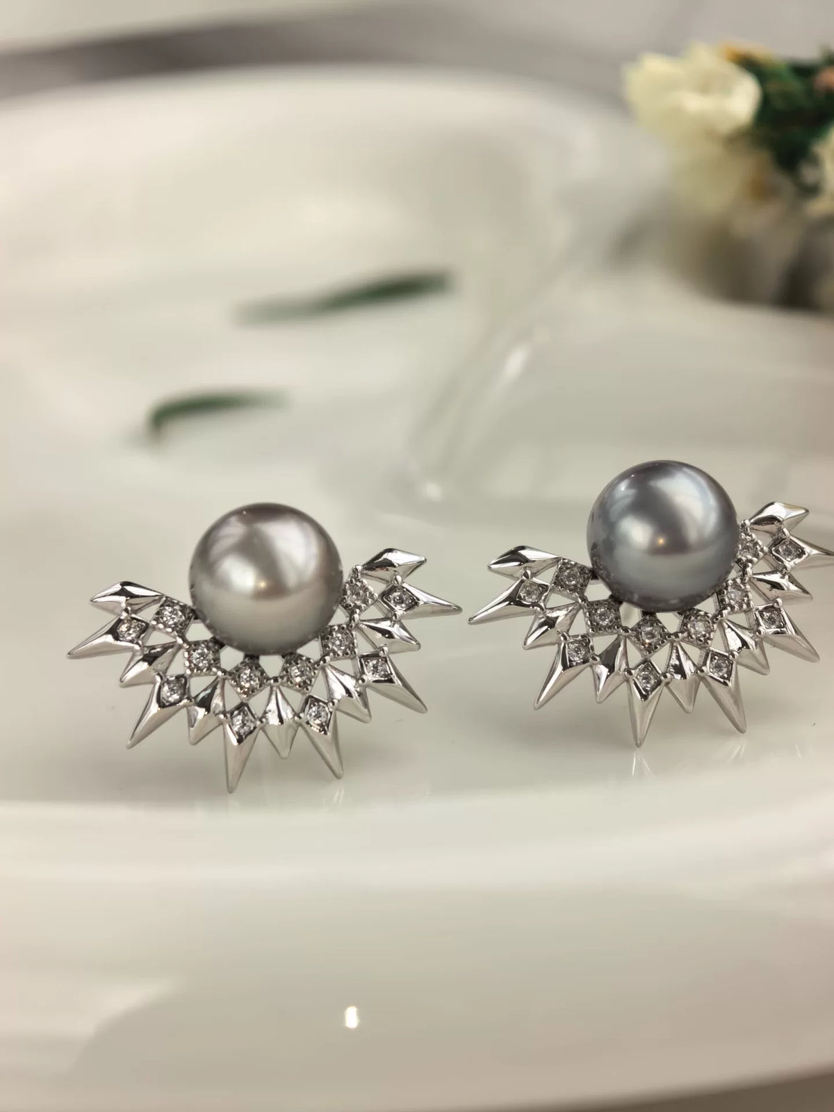 Brincos de Pérola de Tahiti Cinza-Platina com Design de Explosão de Estrela